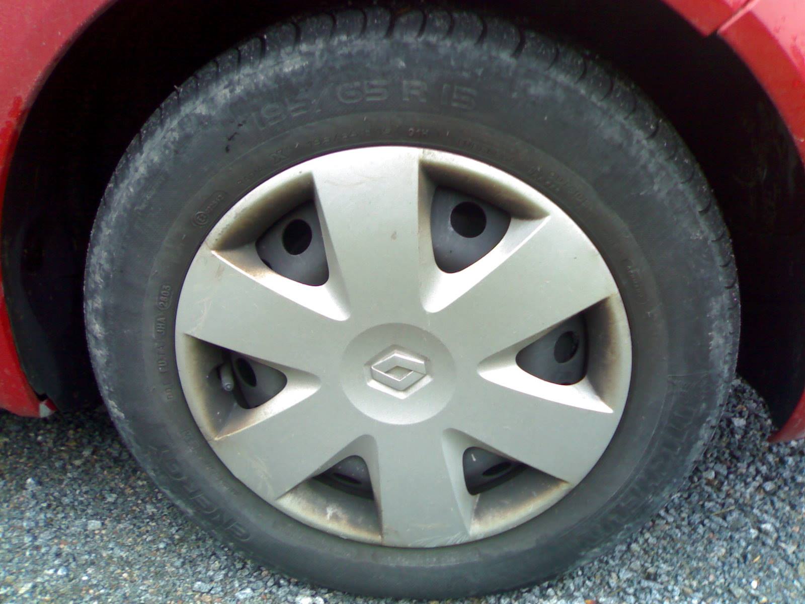 Renault pölykapseli 15❞ Monastella. 10€.